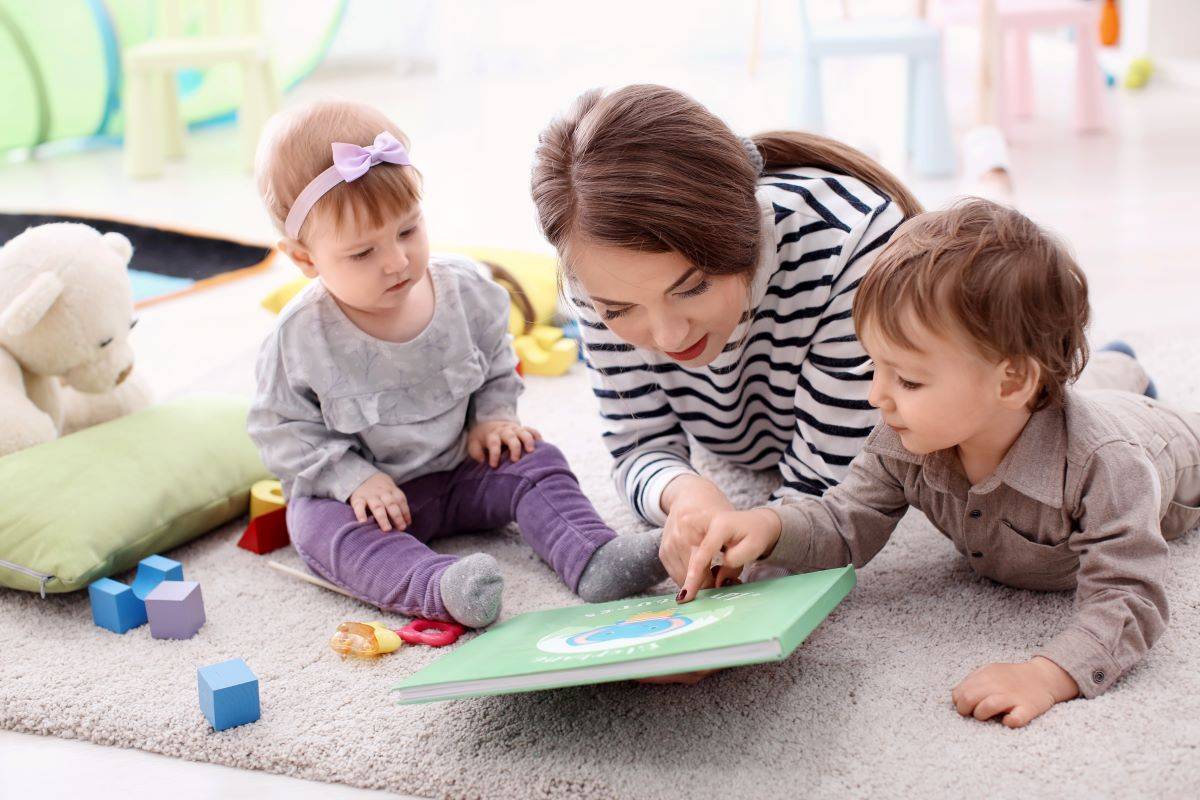 Assistante maternelle avec des enfants